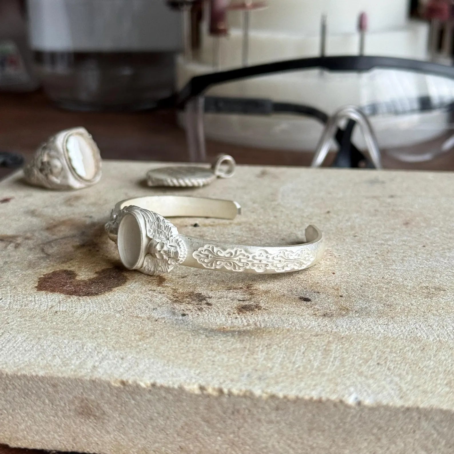 Gothic-inspired sterling silver skull bracelet featuring a deep black onyx stone. The oxidized silver finish and handmade detailing elevate this piece into a symbol of masculine elegance and timeless craftsmanship.