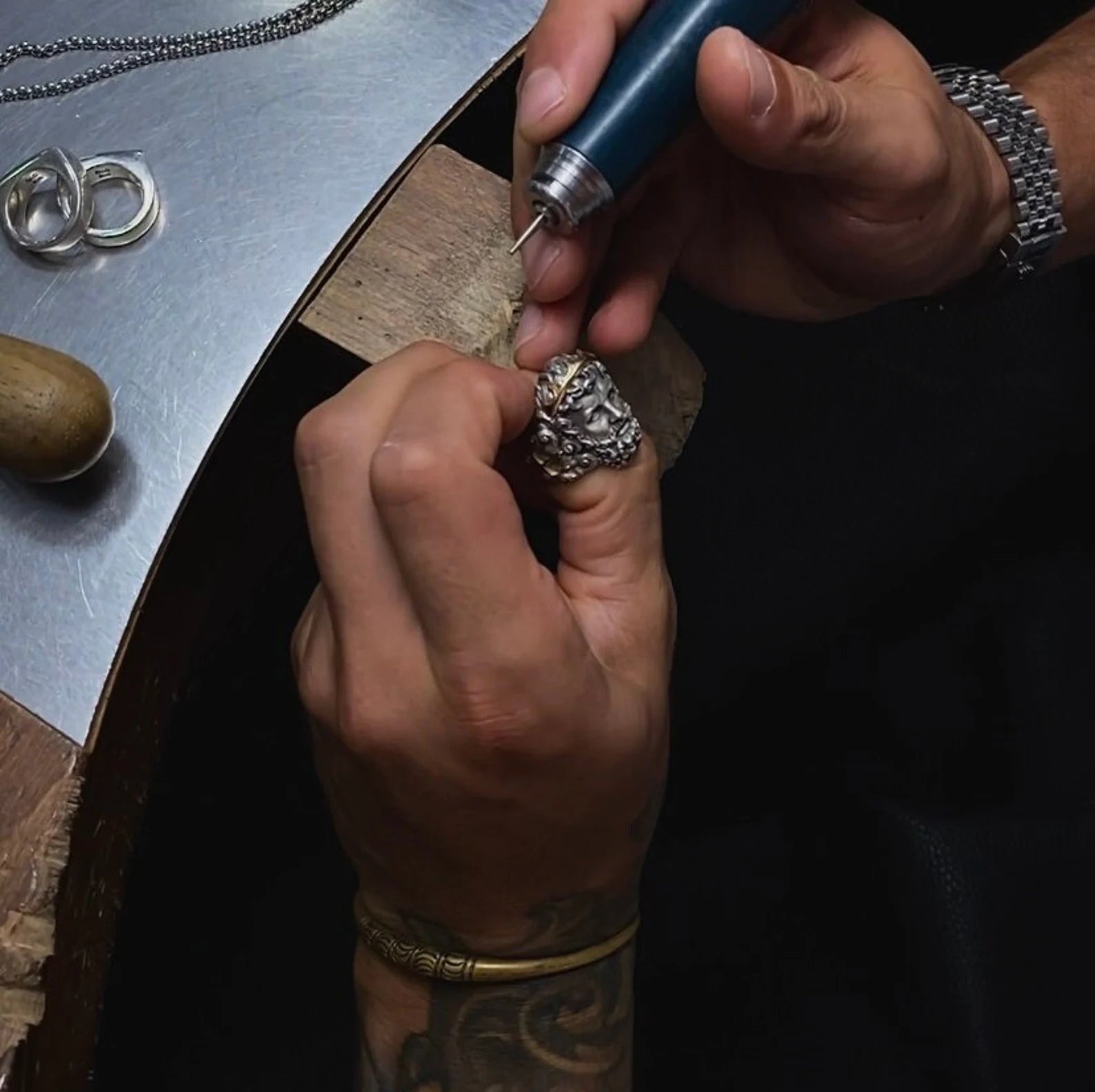 Check our size chart to ensure your ring fits perfectly. It helps you find the right size based on your finger circumference. If you are unsure about your size, contact us for assistance. We are happy to help you select the perfect fit.