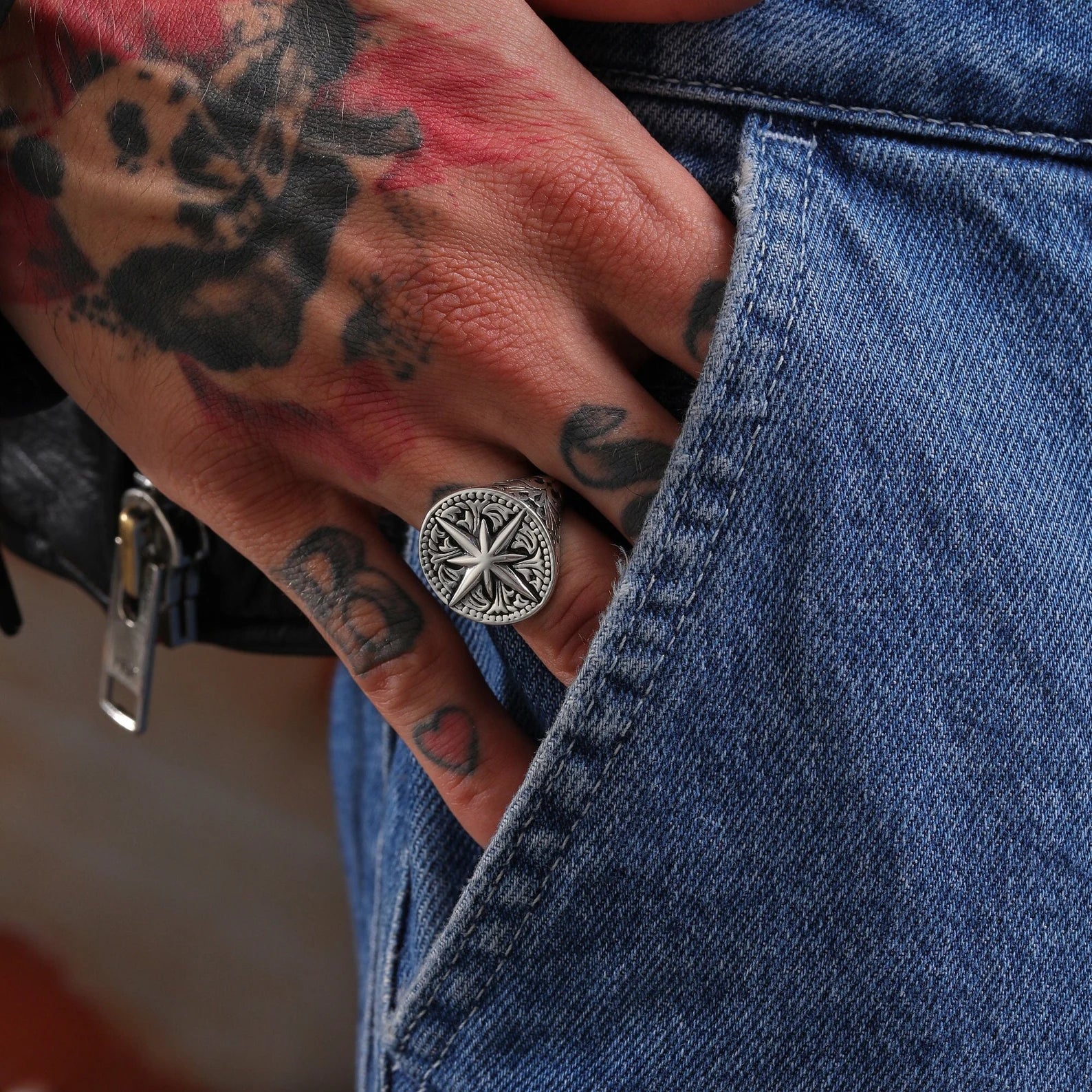 Intricate Design: The centerpiece of this ring is the meticulously detailed compass rose, a timeless symbol that represents the navigational tools used by adventurers throughout history.
