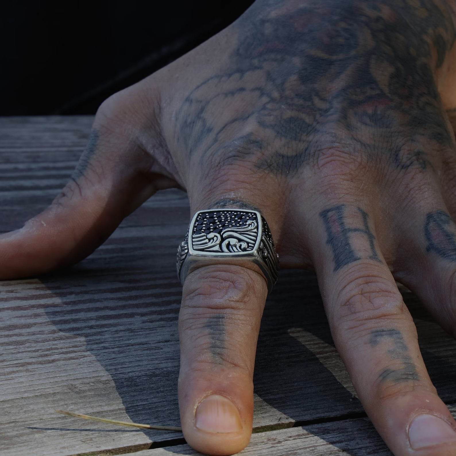 This 925 sterling silver ring is a celebration of craftsmanship and the beauty of the natural world. Inspired by ocean waves and celestial skies, the detailed engravings create a visually stunning and emotionally resonant piece. With its 3.9mm thickness and solid build, it offers durability as well as design excellence.