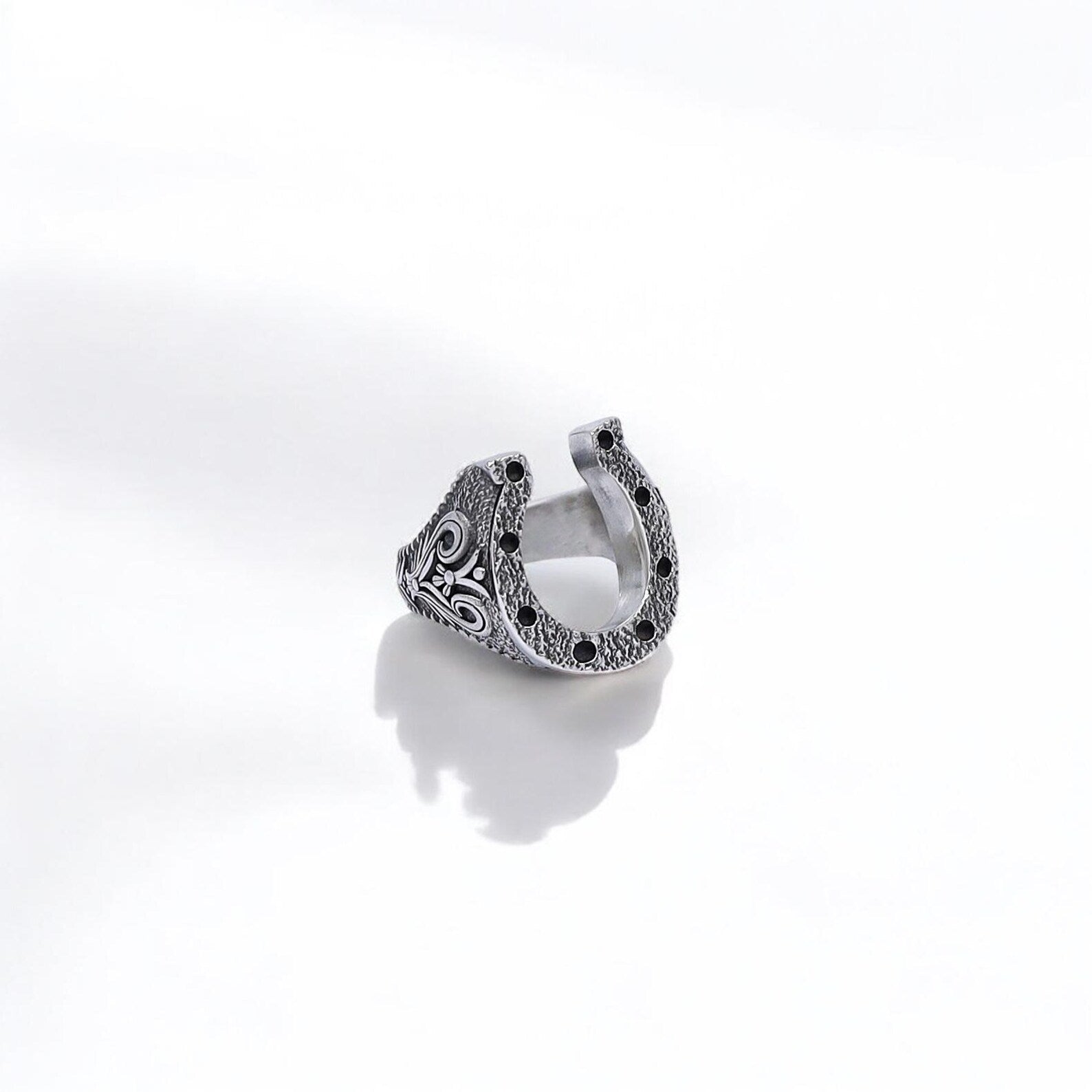 Detailed shot showcasing the ring’s substantial build: 30 grams, 22mm diameter, 19mm height, and 4mm thickness. This men’s sterling silver horseshoe ring combines solid, masculine craftsmanship with the luck and charm of a vintage-inspired horseshoe design, making it an essential accessory for men who love quality jewelry.