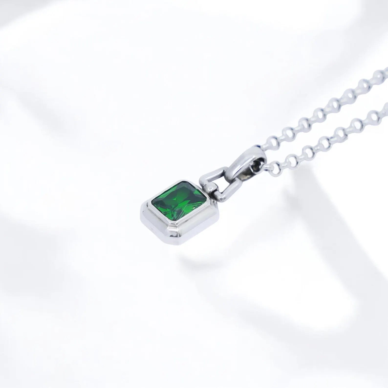 The handcrafted nature of this necklace means that no two pieces are exactly alike, giving you a one-of-a-kind item that has been made with passion and precision.