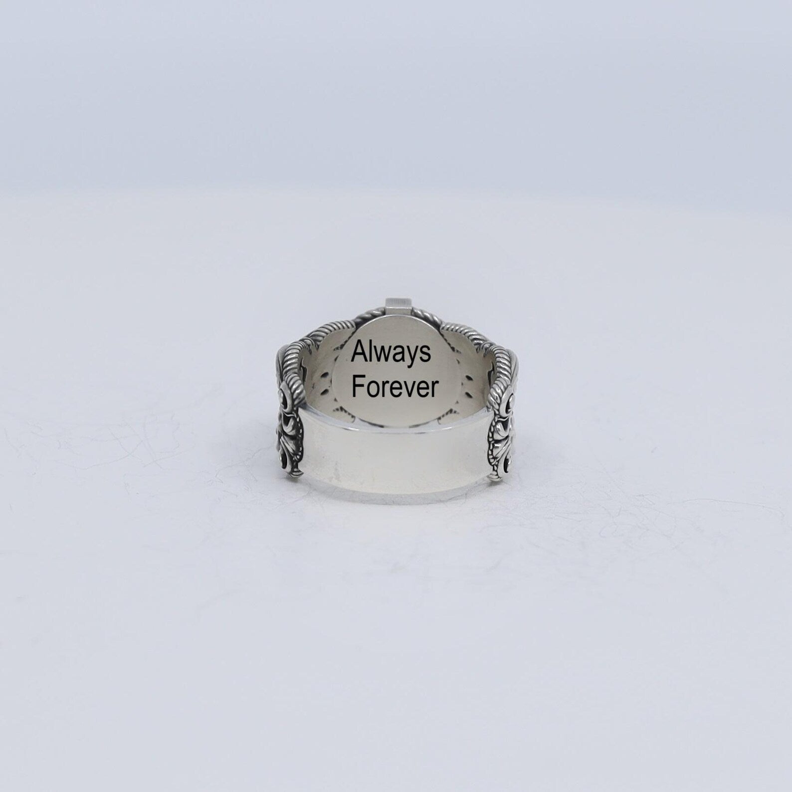 Nautical men's signet ring made of sterling silver with a raised compass rose design. A meaningful gift for travelers, sailors, and dreamers. Combines rugged elegance and timeless symbolism. Optimized for Google image results, Shopify maritime collections, and Pinterest adventure boards.