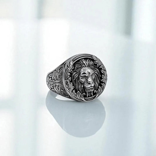 This handcrafted lion head ring showcases a fierce expression and layered textures in solid sterling silver. Designed for strength and style, it blends wild animal symbolism with personalized engraving possibilities.