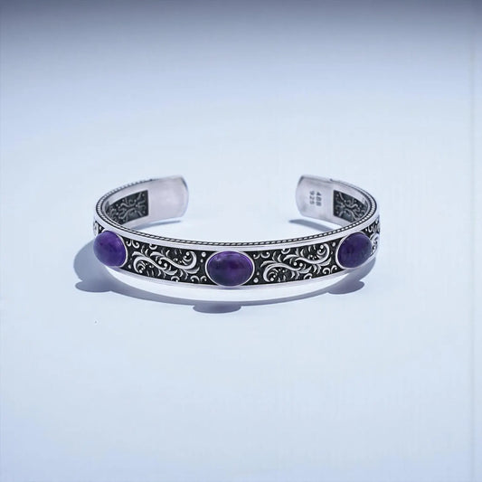 Handcrafted 925 sterling silver amethyst cuff bracelet for men featuring three natural purple amethyst stones set into a vintage-engraved, oxidized silver band. This bold unisex statement bracelet symbolizes balance and protection, making it an ideal personalized gift for Christmas, anniversaries, or birthdays.
