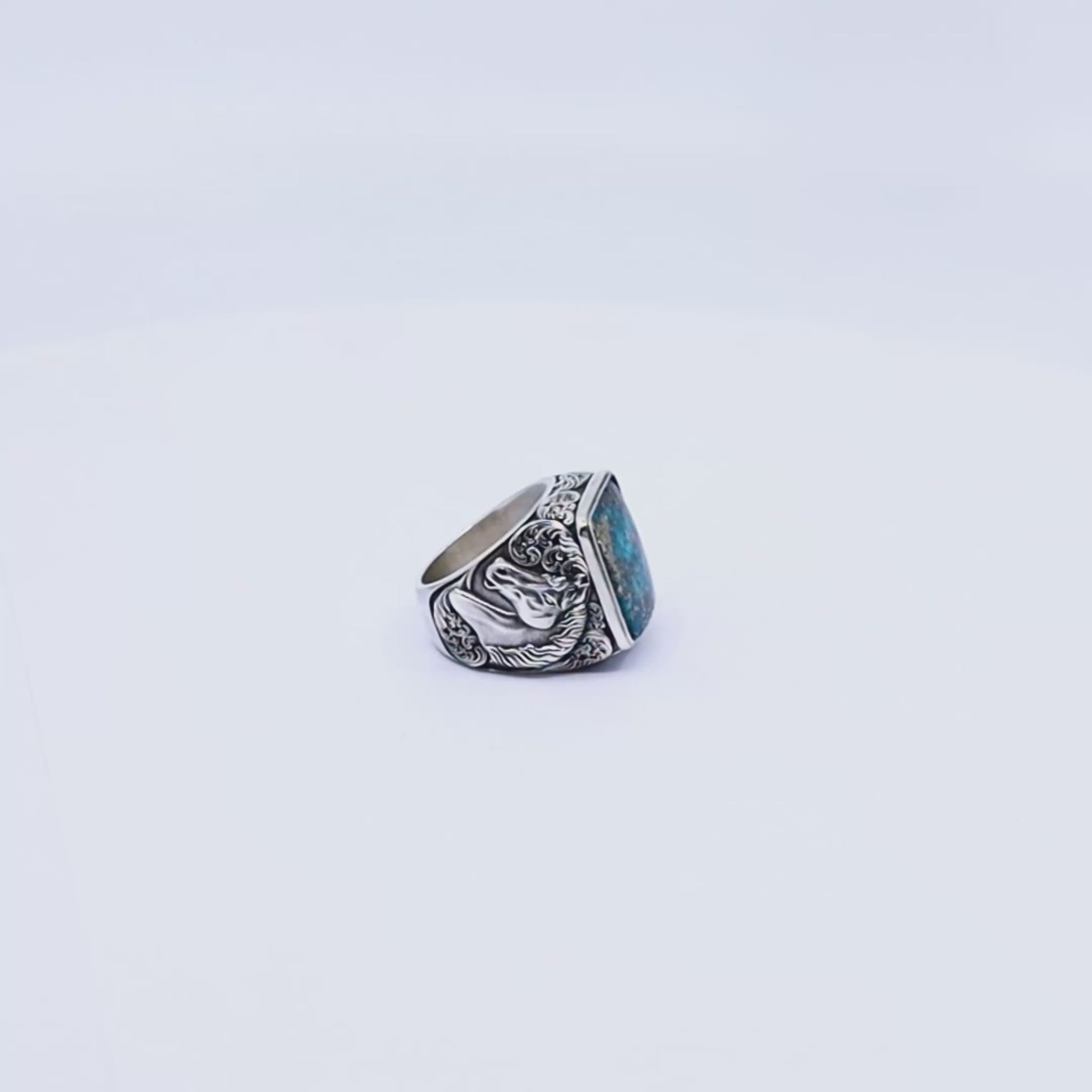 Unique mens ring with a rustic turquoise gemstone centerpiece and symbolic horse detailing, designed in oxidized 925 silver – ideal for western jewelry enthusiasts and equestrian gift ideas.