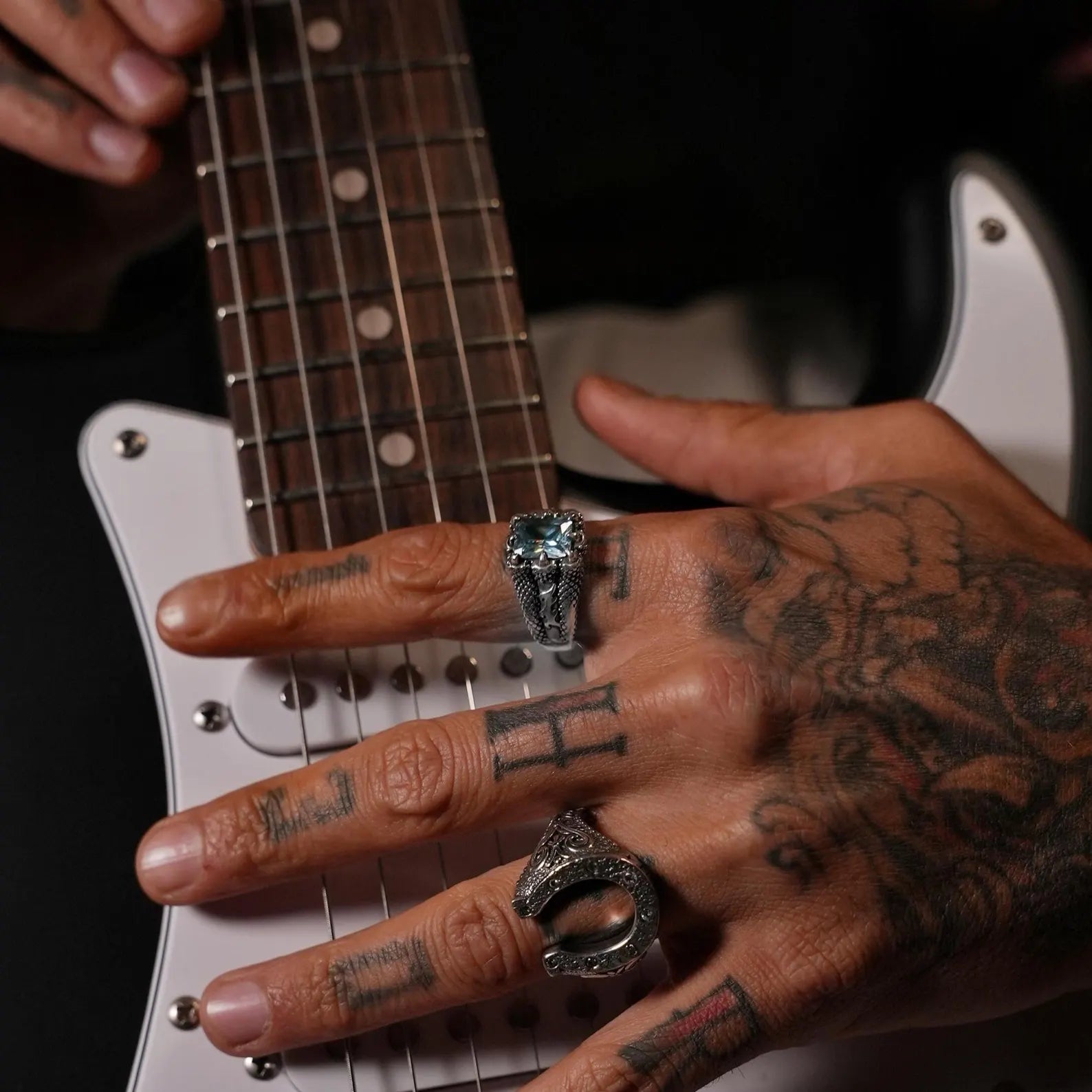 Unisex aquamarine gemstone ring in 925 sterling silver, engineered with a claw-style mounting that enhances the stone’s brilliance and adds a bold contemporary style.