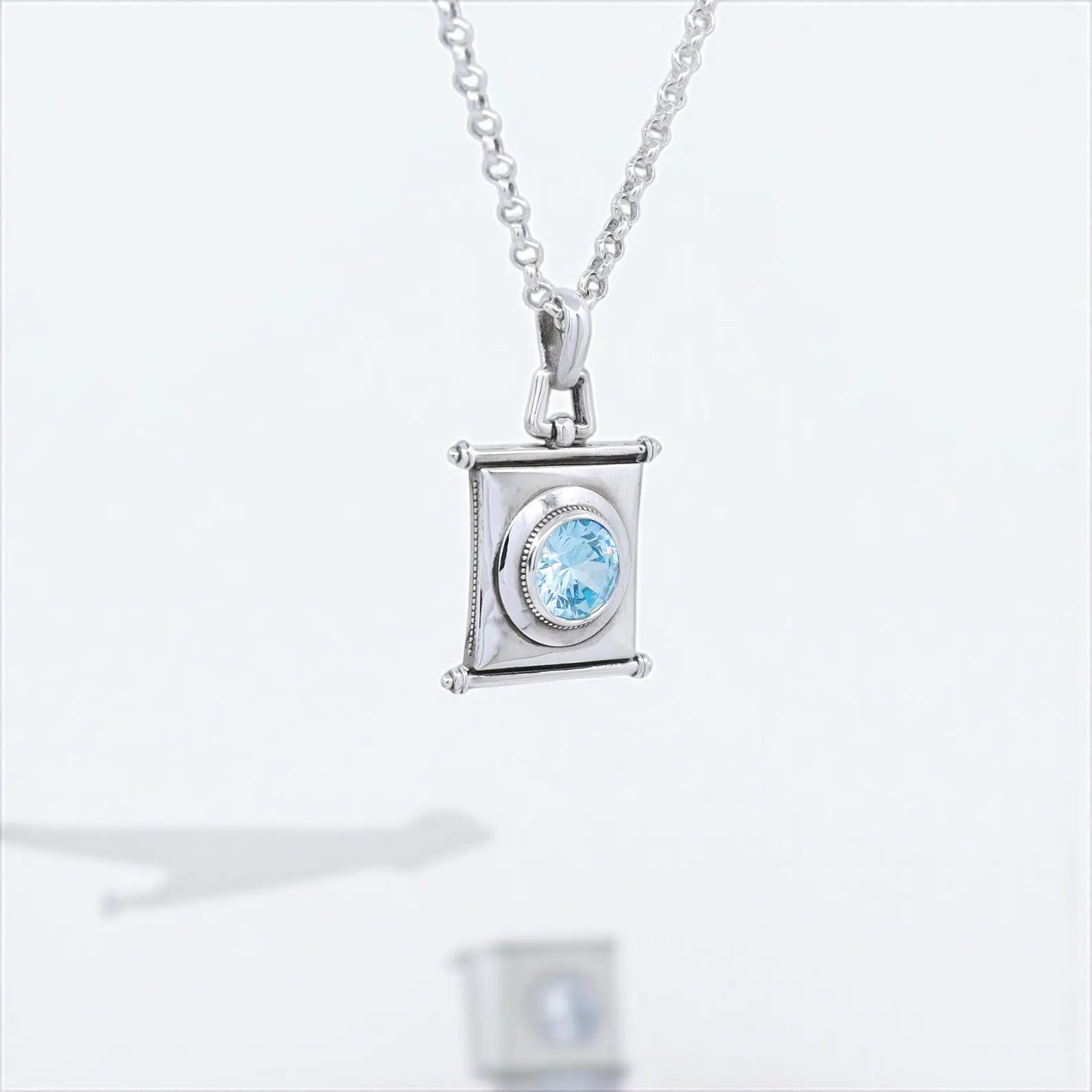 Elegant aquamarine pendant necklace in sterling silver, handmade with a square vintage frame that highlights the beauty of the March birthstone. This artisanal design symbolizes protection and clarity, making it a thoughtful jewelry gift for her. A versatile piece that complements everyday style or formal occasions.