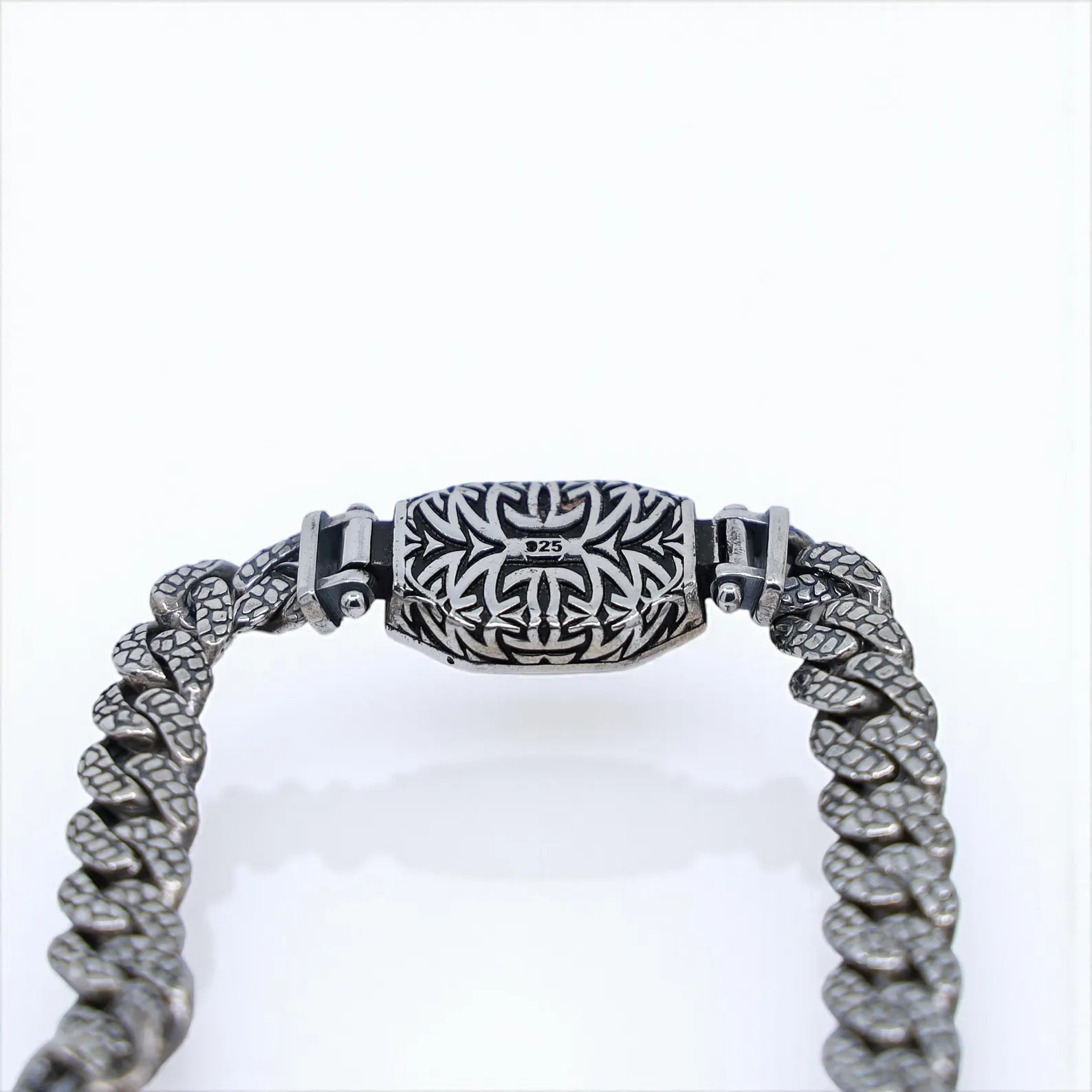 Bold handmade sterling silver bracelet for men with compass symbol and oxidized chain links. This Viking-inspired men’s jewelry piece symbolizes strength, loyalty, and guidance. Perfect as a unique sterling silver gift for him, whether for daily wear, gothic fashion, or Nordic mythology enthusiasts.