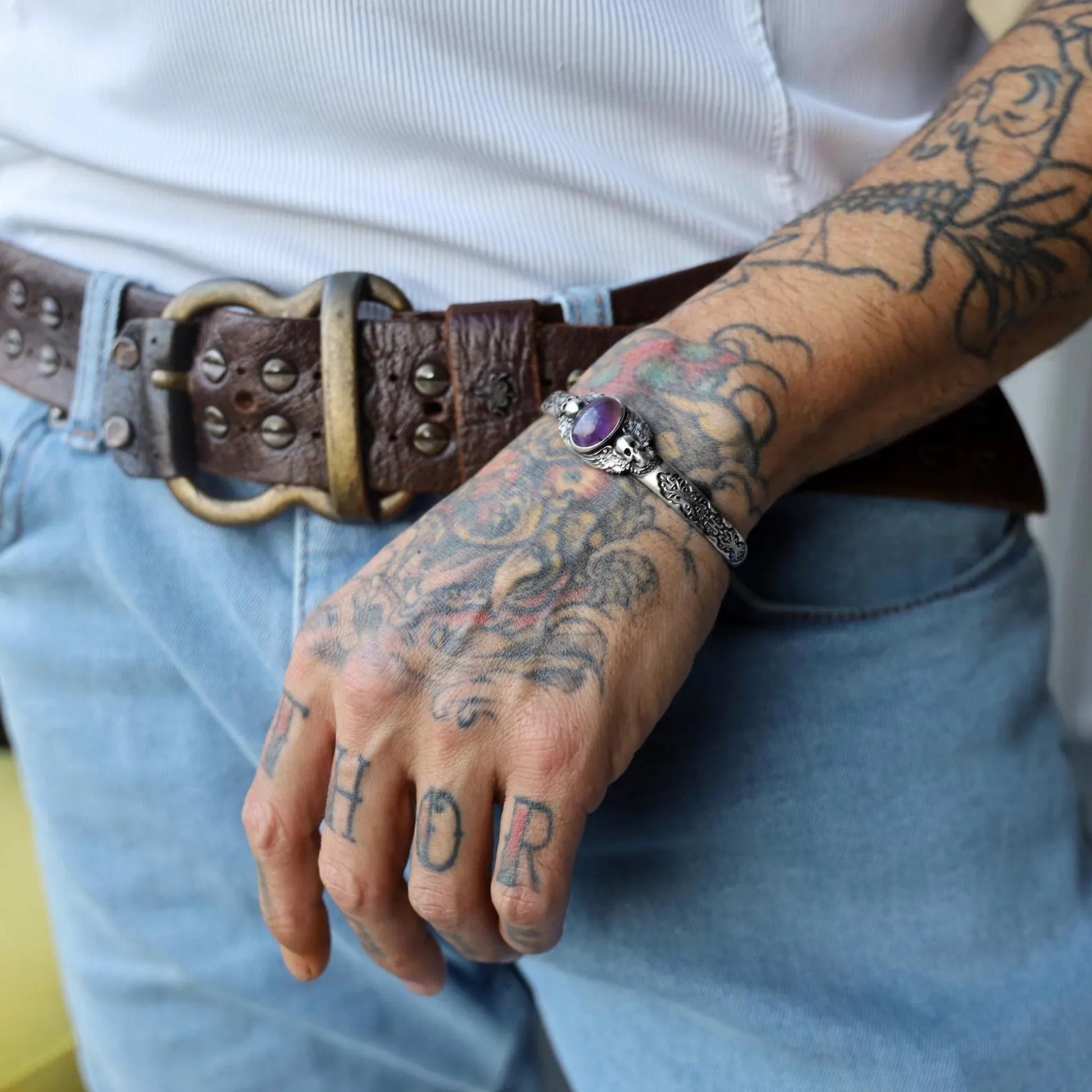 Oxidized sterling silver skull bracelet with purple amethyst stone, handcrafted for men who appreciate gothic style and bold accessories. The fine engravings and gemstone glow express both strength and serenity.