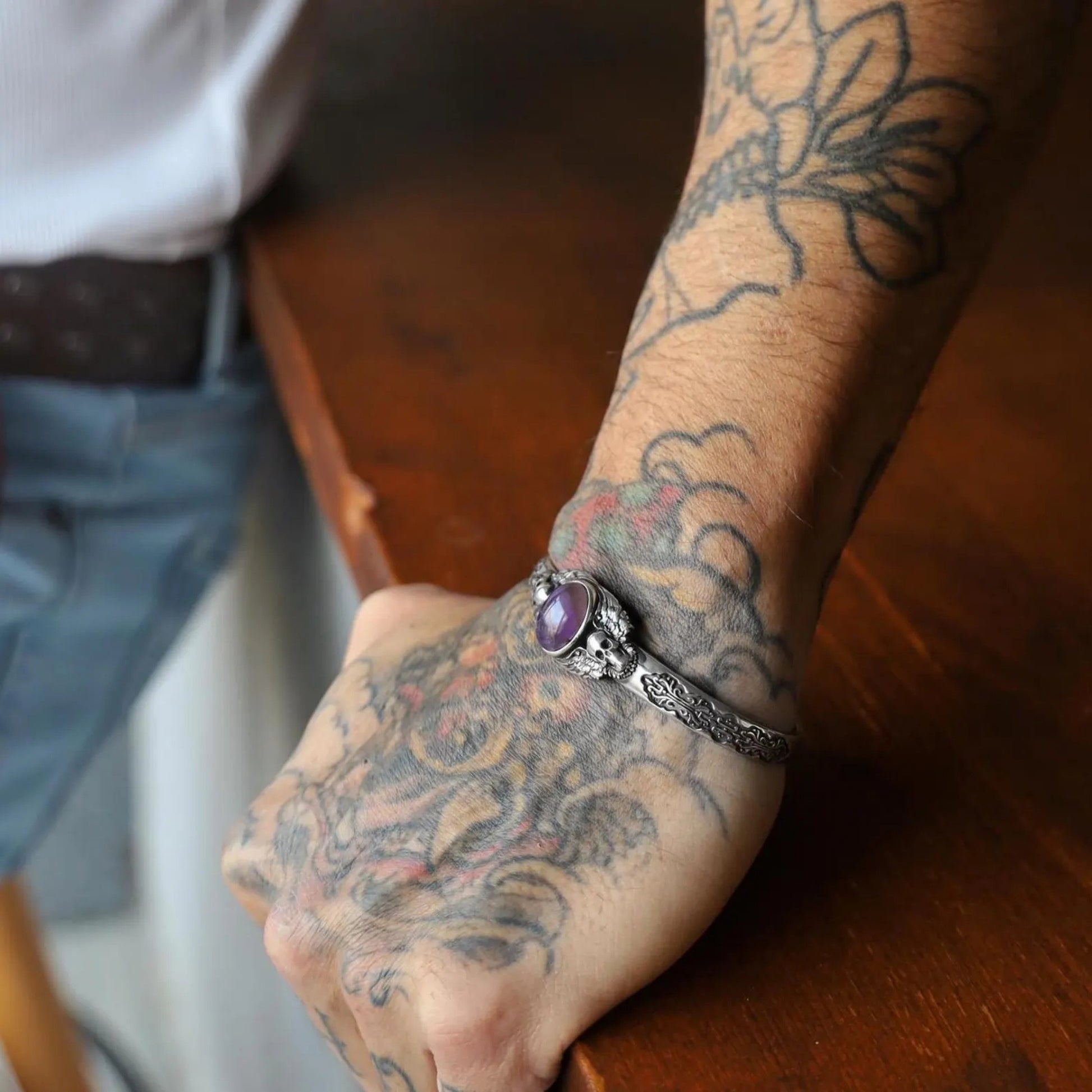 Stylish gothic amethyst bracelet for men, made from solid sterling silver with skull engravings and oxidized details. Ideal for gothic, biker, or fantasy-inspired outfits, symbolizing strength, passion, and mystery.