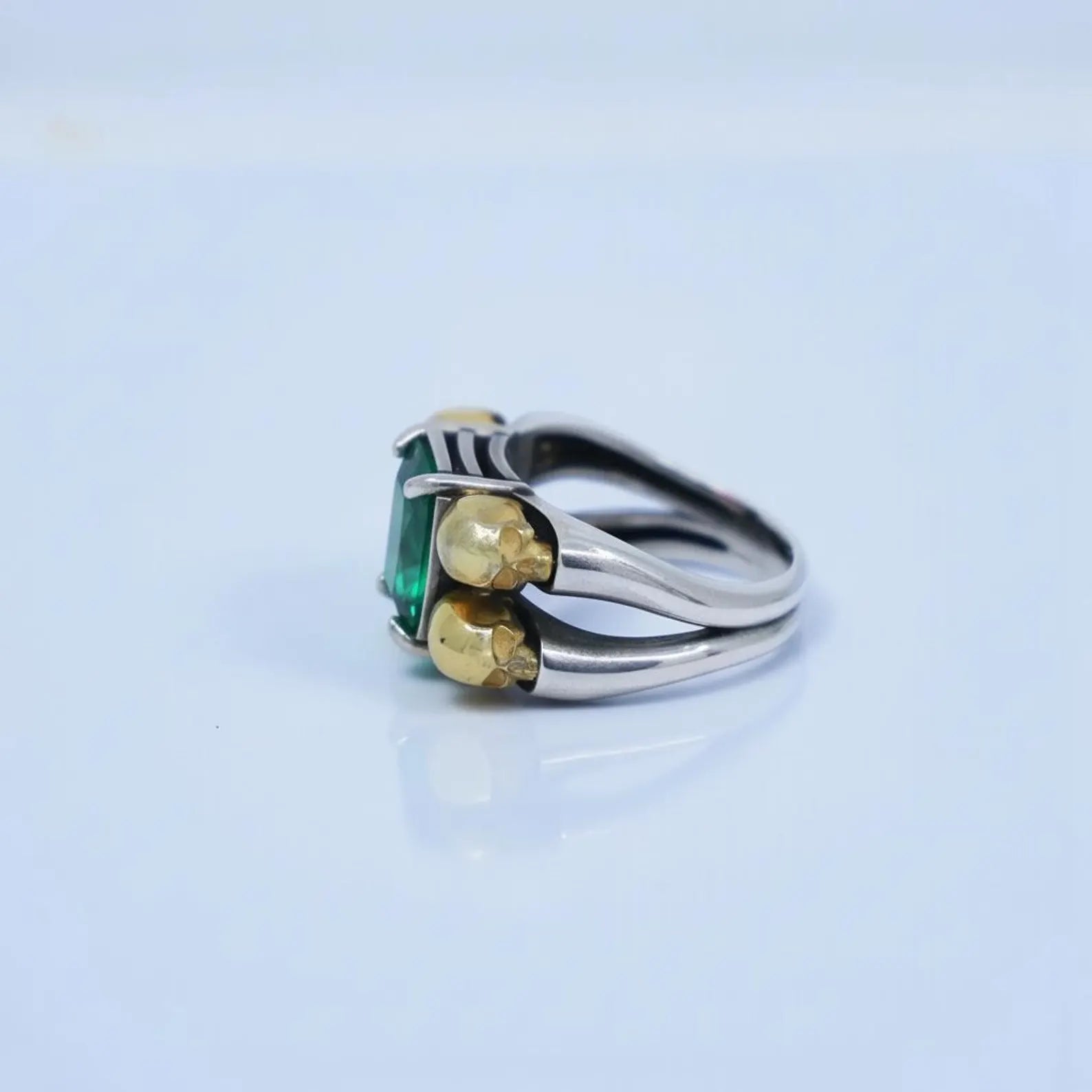 High-quality shot of a unique sterling silver skull ring, suitable for Christmas and Valentine’s gifting—target keywords include holiday gift for him, romantic gothic gift, and emerald mens ring.