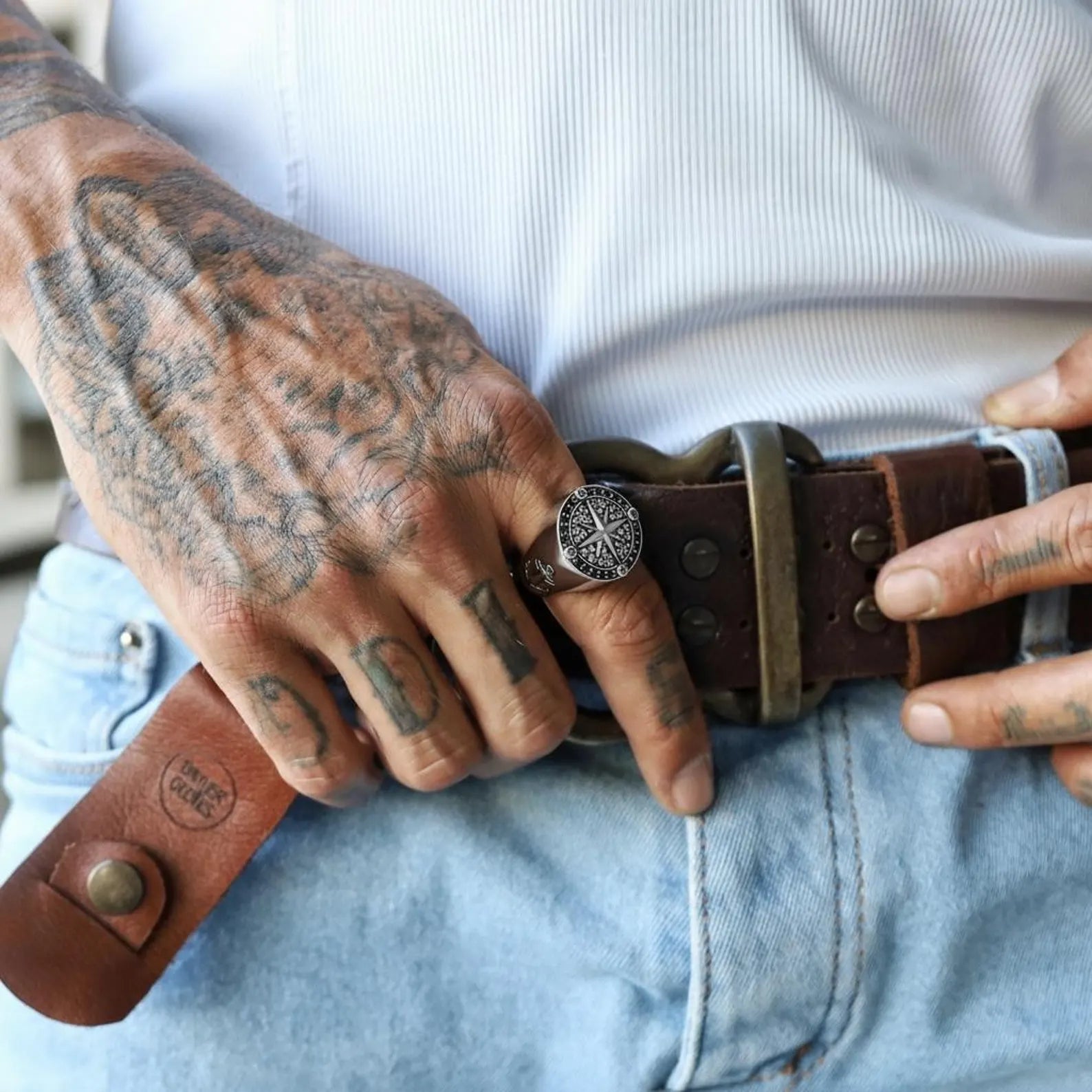 Oxidized and hand-polished sterling silver compass ring featuring ocean-inspired navigation details, ideal Christmas gift for seafarers and travelers.