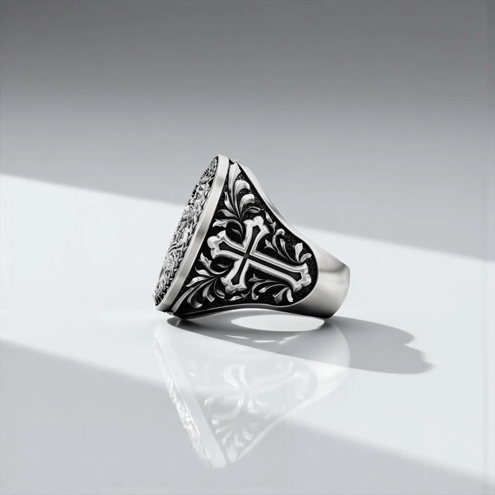 Symbolic Christian men’s ring inspired by Saint Joseph, featuring a polished and oxidized finish for an antique sacred look. A meaningful addition to any faith-based jewelry collection.