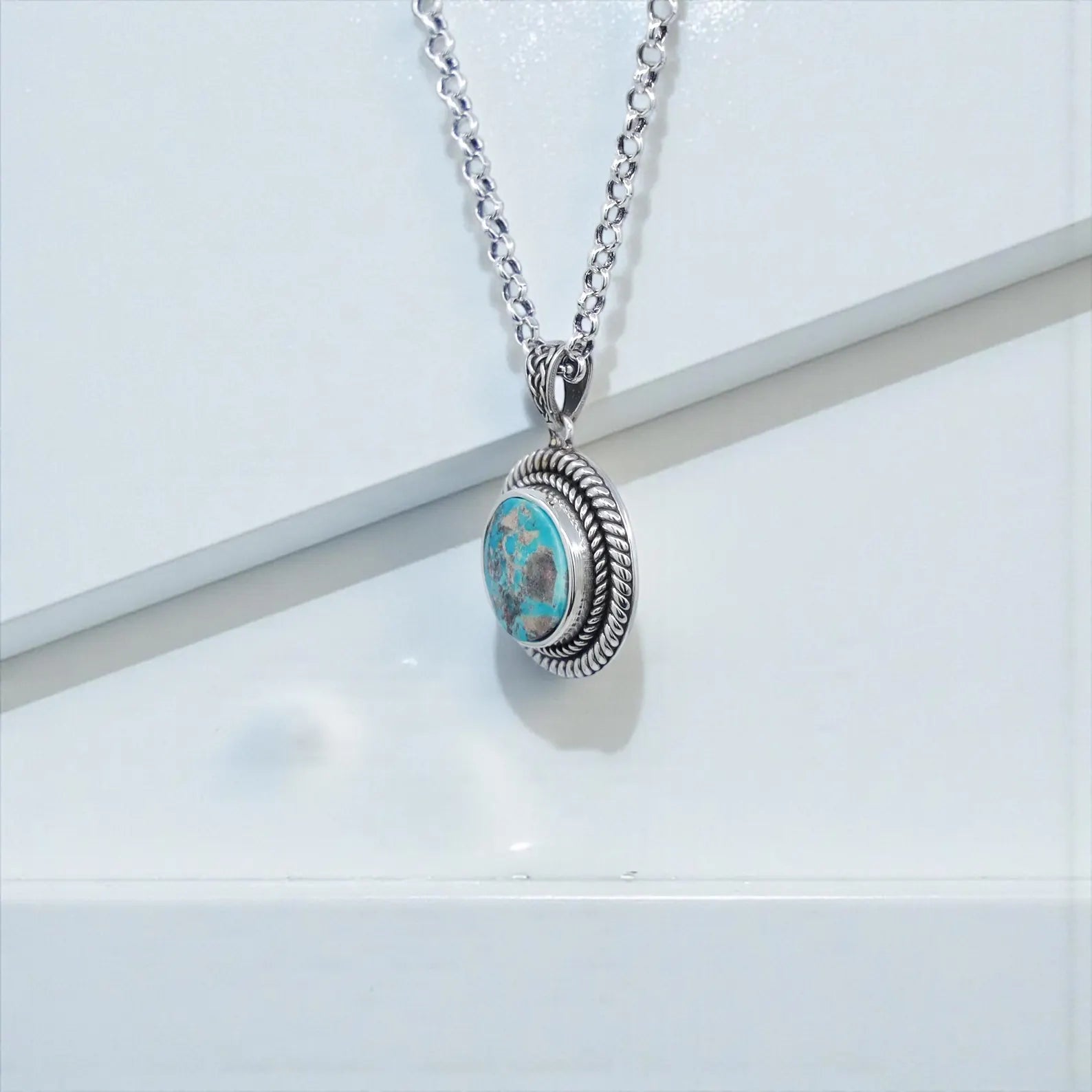 Measurement graphic displaying the pendant’s diameter (22mm), height (32mm), and gemstone size (15mm). Helps customers understand the true scale, ensuring confidence in purchasing this substantial, masculine turquoise necklace made for daily wear.