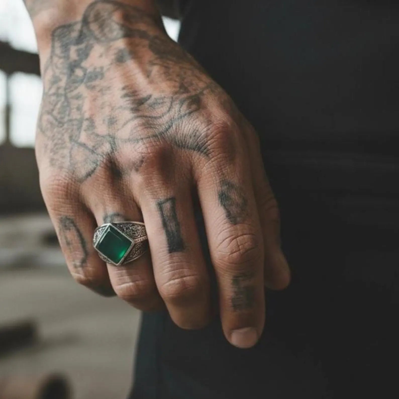 Handmade sterling silver men’s ring featuring baroque engravings and a natural green onyx gemstone, designed for confident men who appreciate luxury artisan craftsmanship.