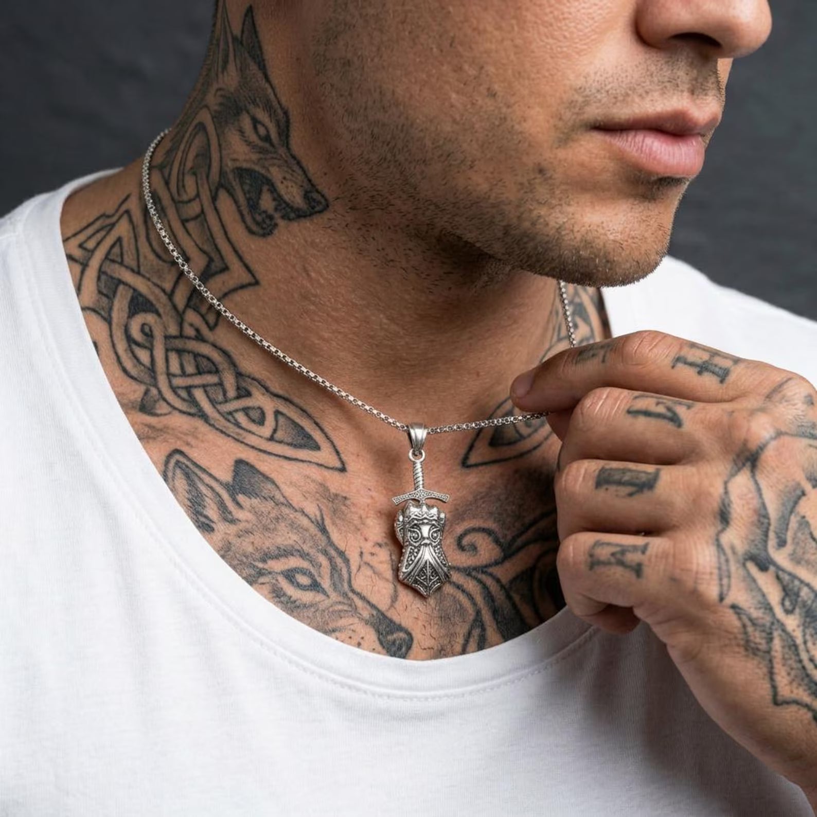 Bold knight gauntlet necklace crafted in 925 sterling silver, featuring detailed medieval glove design, handcrafted fantasy jewelry inspired by warrior culture and historical symbolism